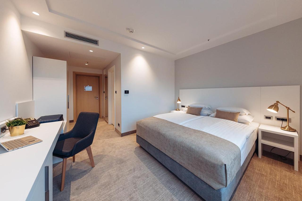 Antunovic Hotel East Sesvete Kültér fotó